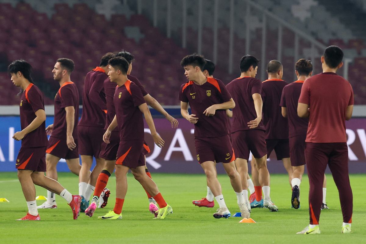 中国足球联赛局势紧张,球员拼尽全力 中国足球联赛局势紧张,球员拼尽全力