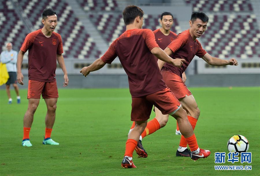 日本球员备战中国友谊赛,教练施以指导 日本球员备战中国友谊赛,教练施以指导