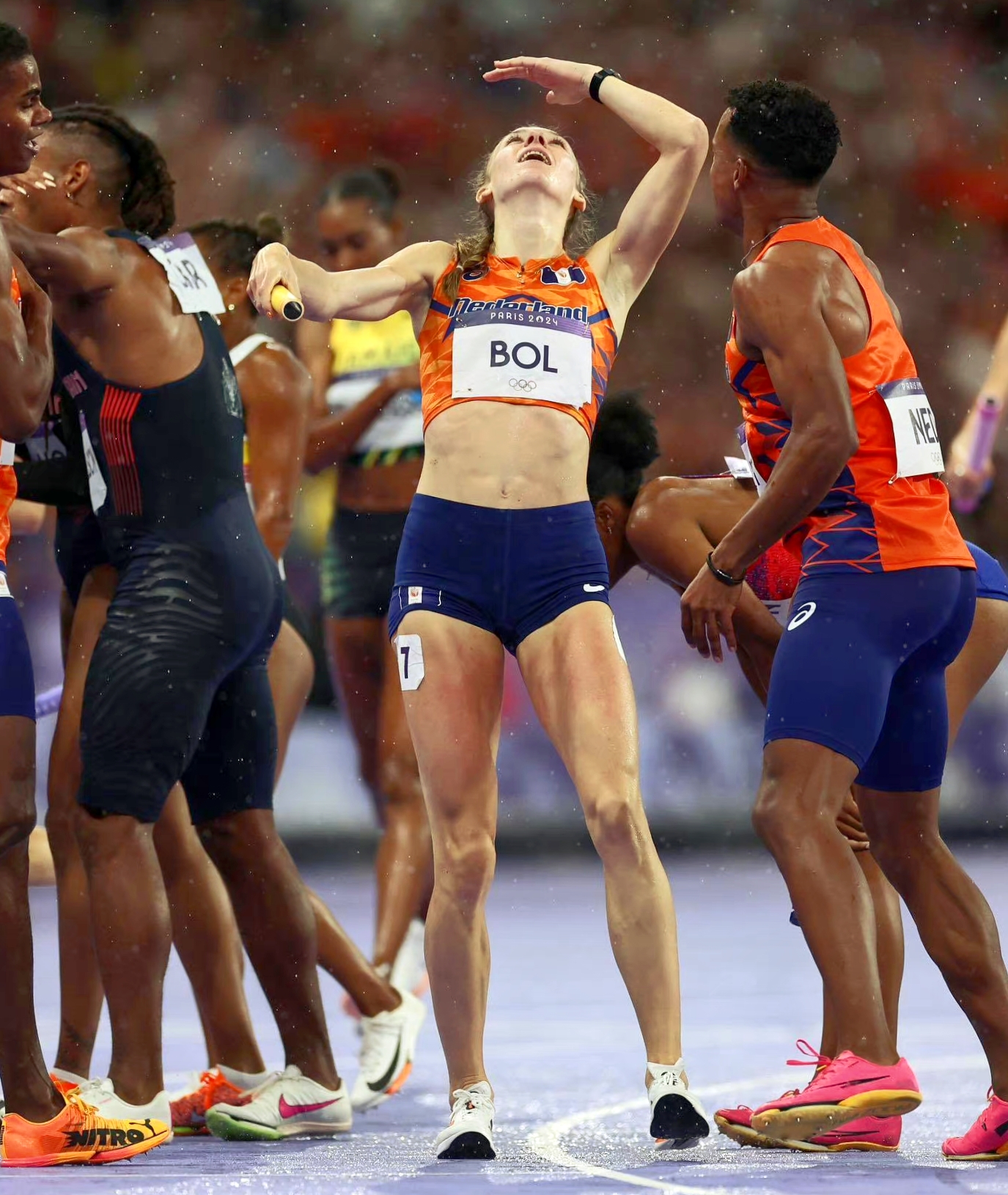 荷兰队在女子足球比赛中遭遇挑战 荷兰队在女子足球比赛中遭遇挑战